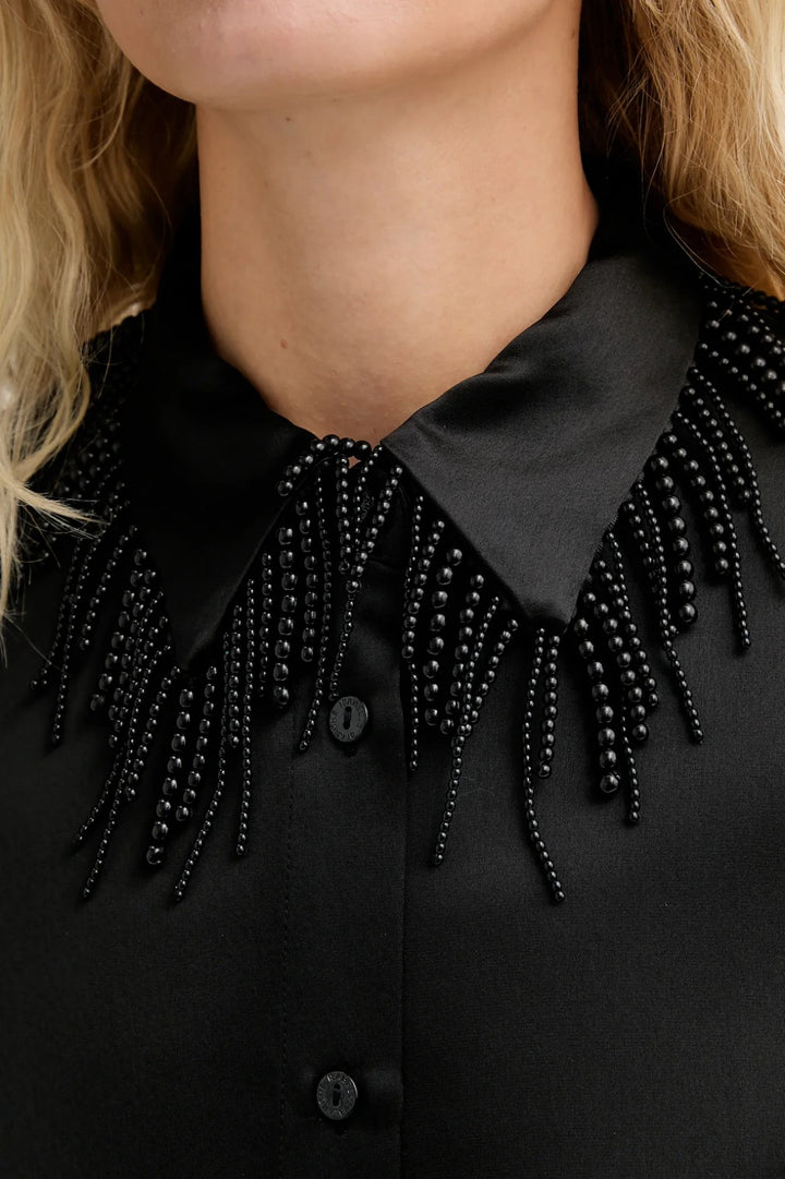 Camicia nera in raso con colletto gioiello