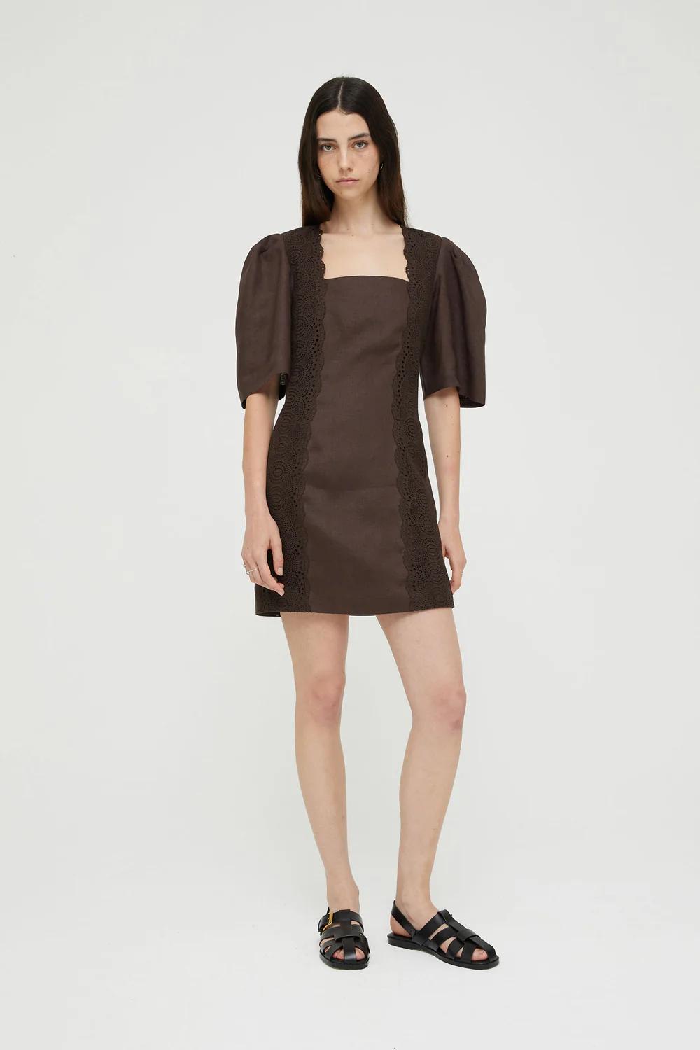 Vestito corto con dettagli traforati