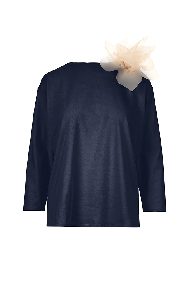 Maglia con fiore in tulle sulla spalla