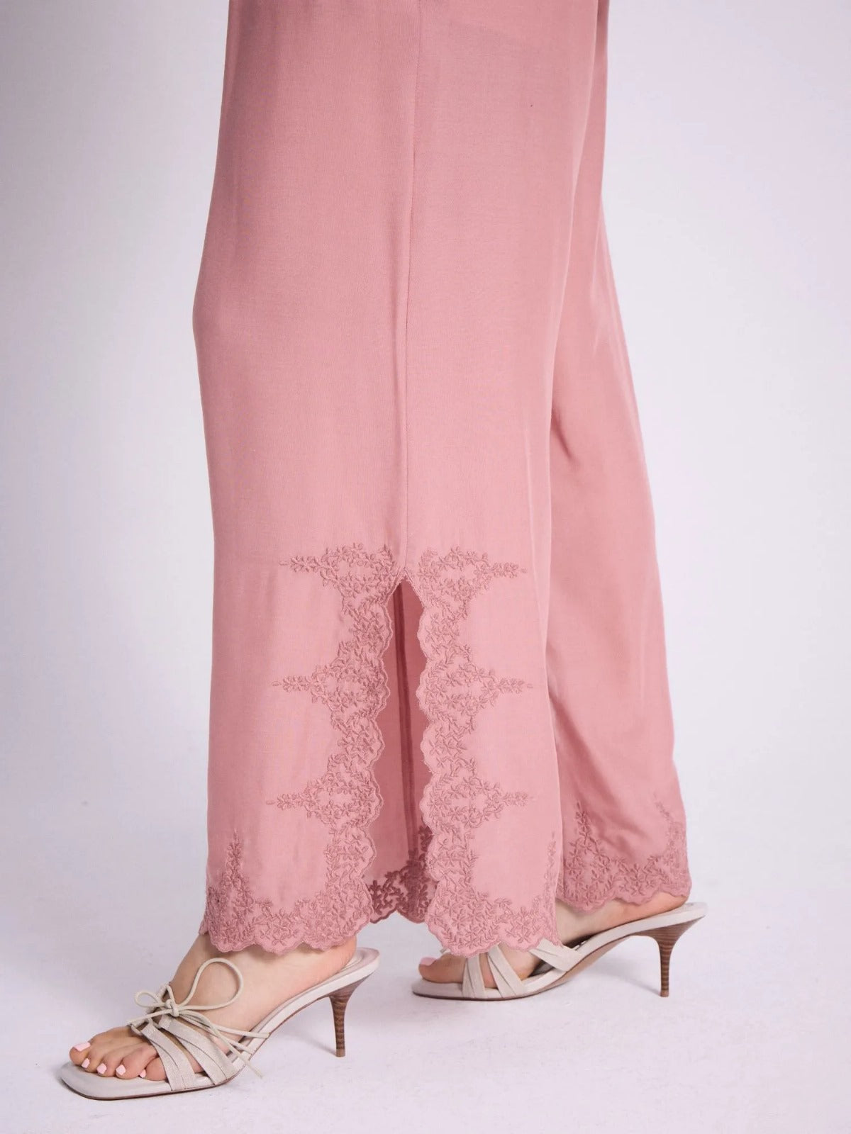 Pantalone ampio con ricamo floreale