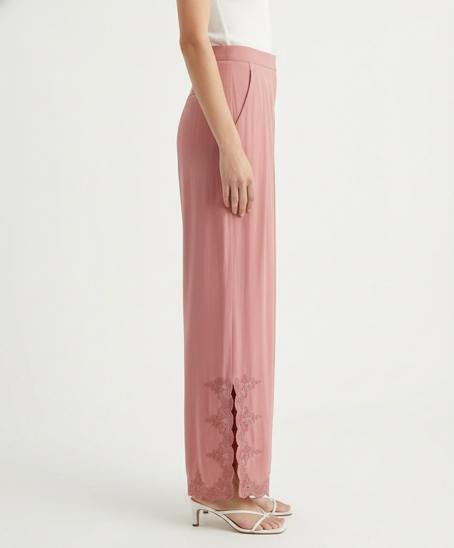 Pantalone ampio con ricamo floreale