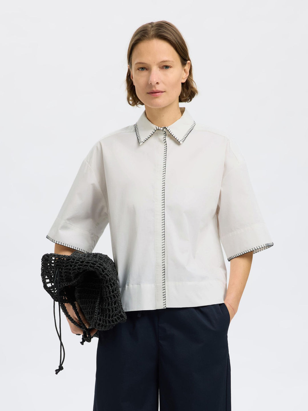 Camicia bianca con dettagli a contrasto