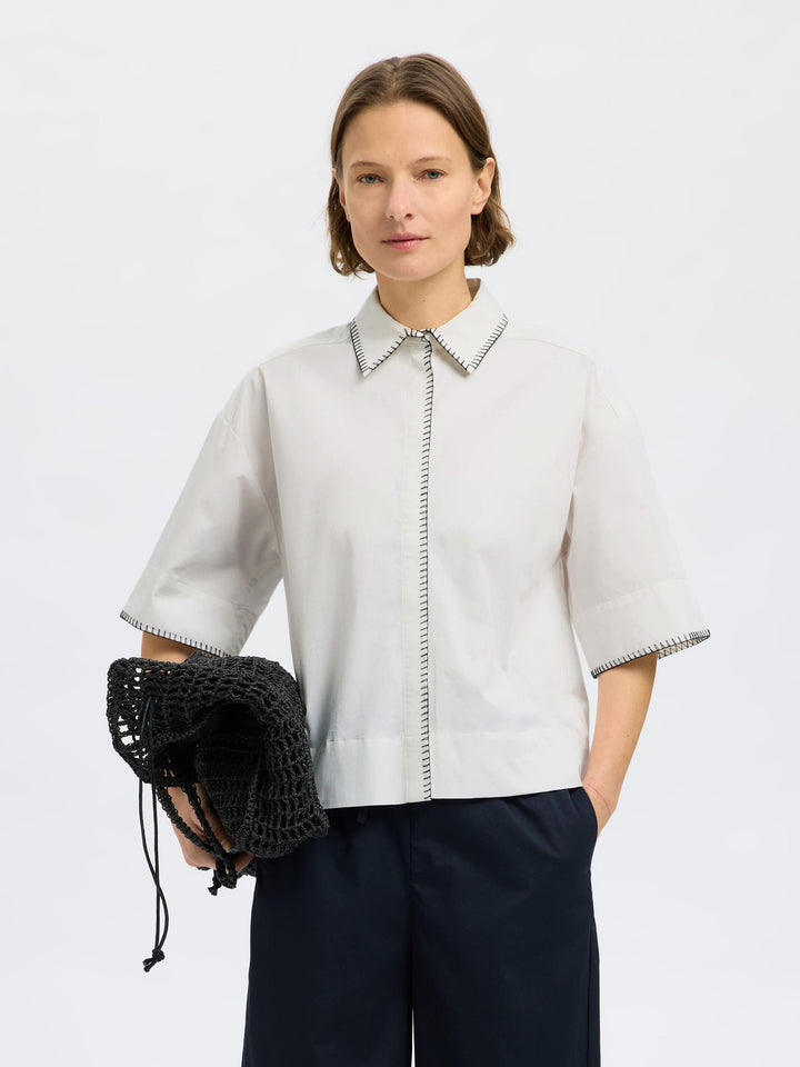 Camicia bianca con dettagli a contrasto
