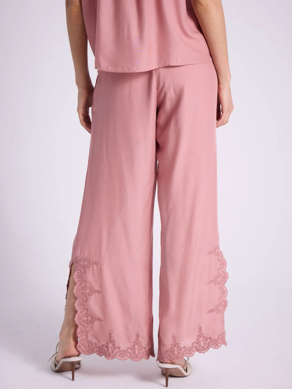 Pantalone ampio con ricamo floreale