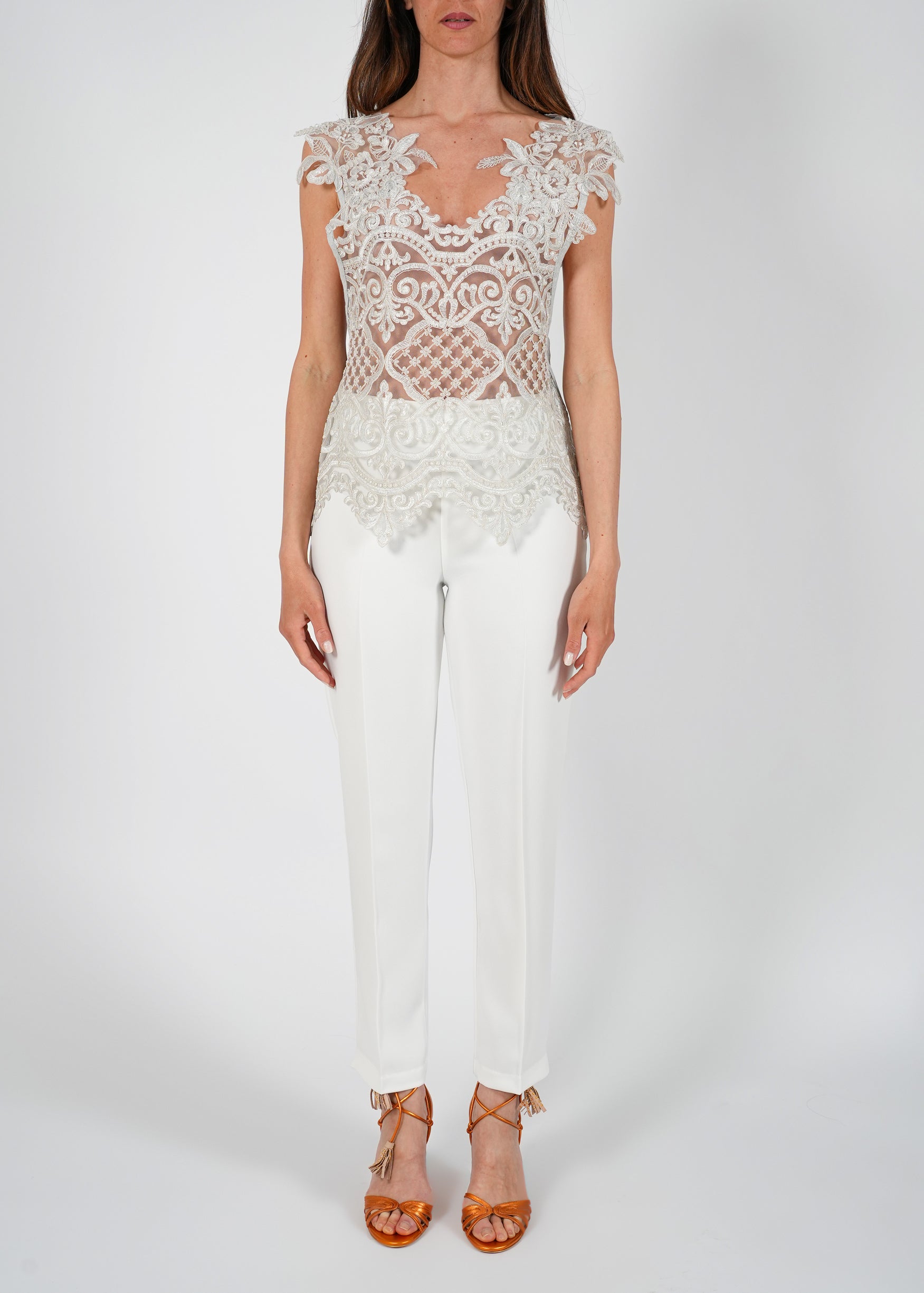 Top in pizzo ricamato e chiusura a fiocco