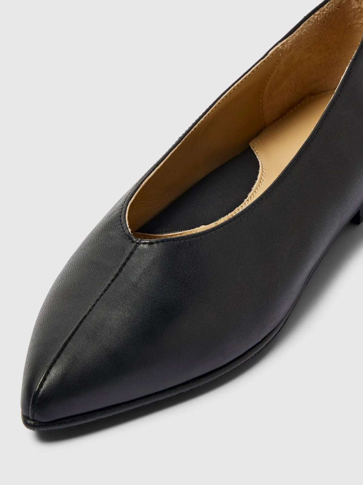 Ballerine nere in pelle a punta