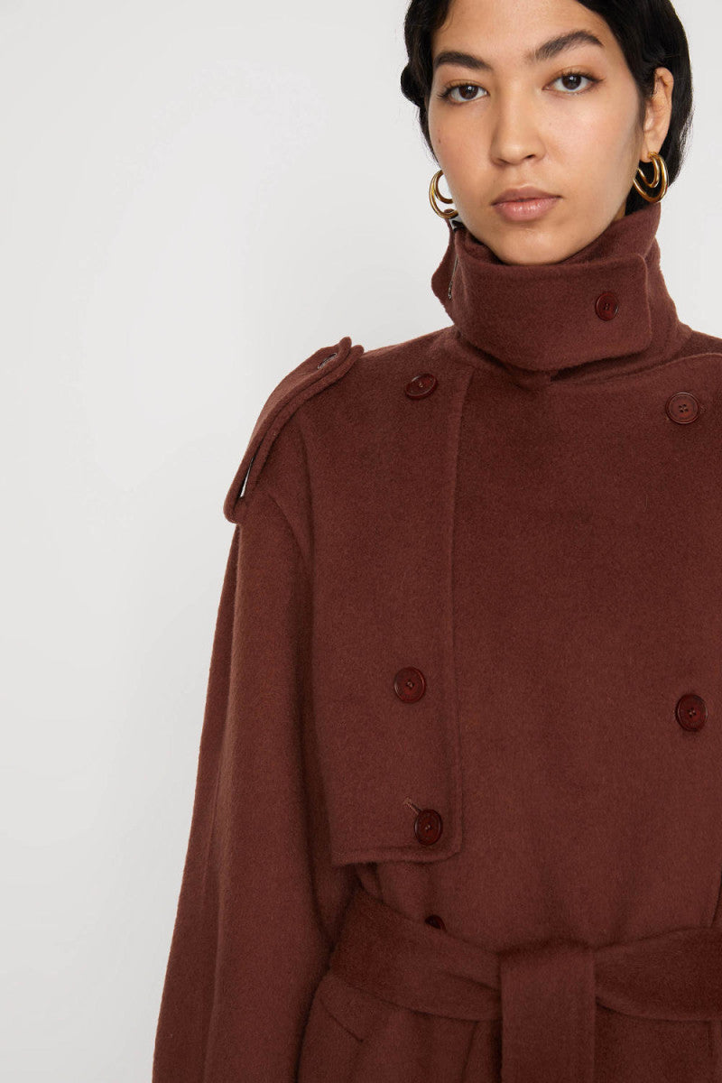 Cappotto lungo con cintura in vita