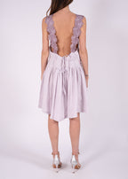 Abito corto in lino con ricami in pizzo e schiena scoperta