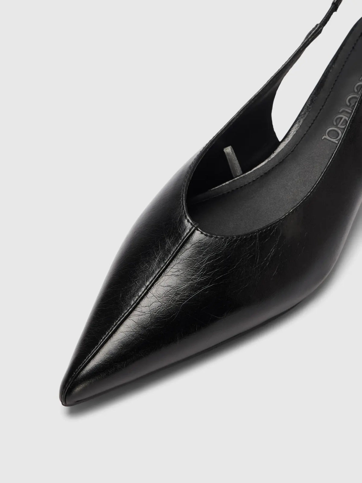 Décolleté Slingback Selected Femme in Pelle Nera con Tacco Basso e Punta Affusolata