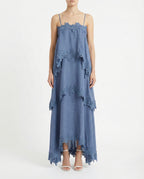 Abito lungo con balze e pizzo