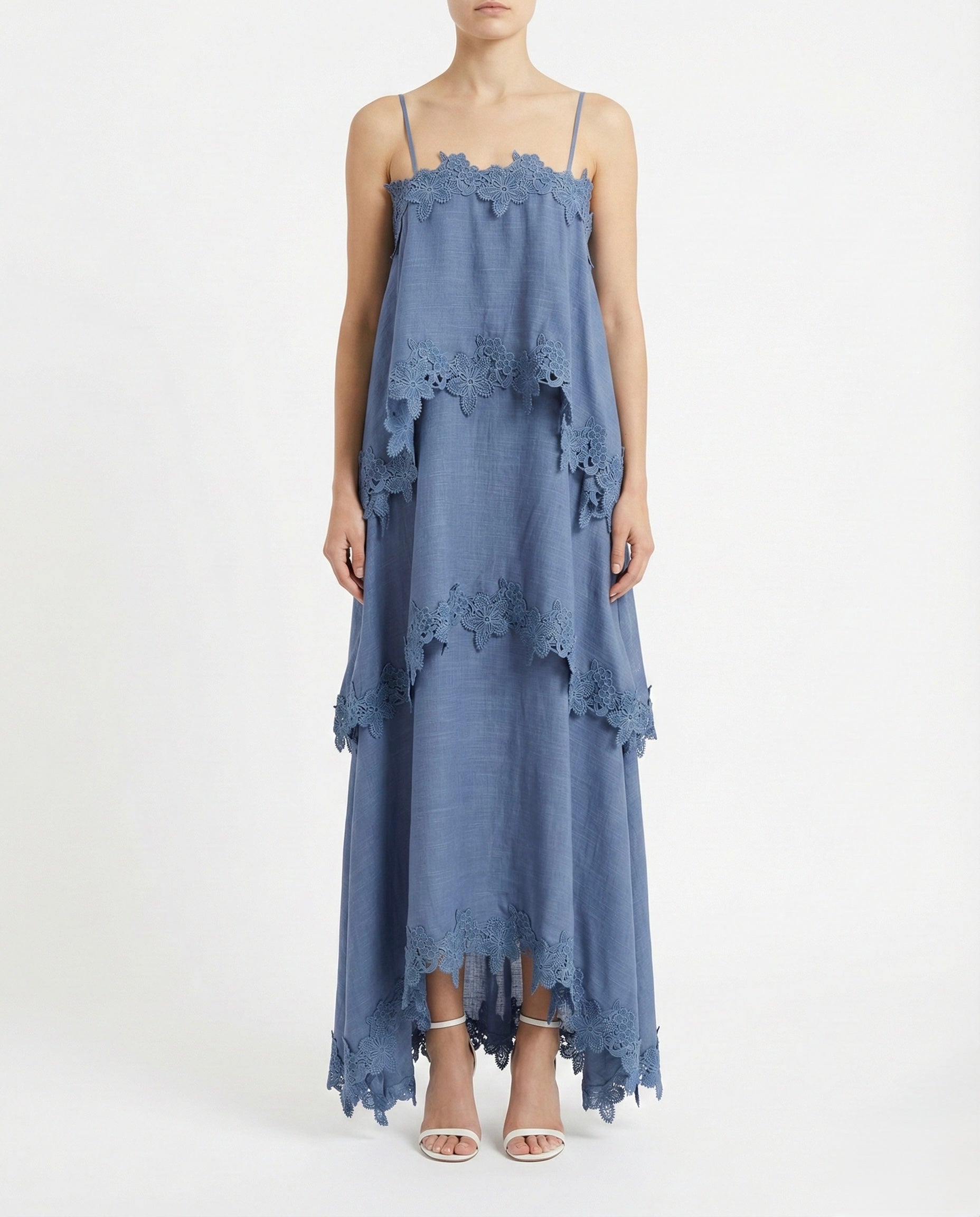 Abito lungo con balze e pizzo