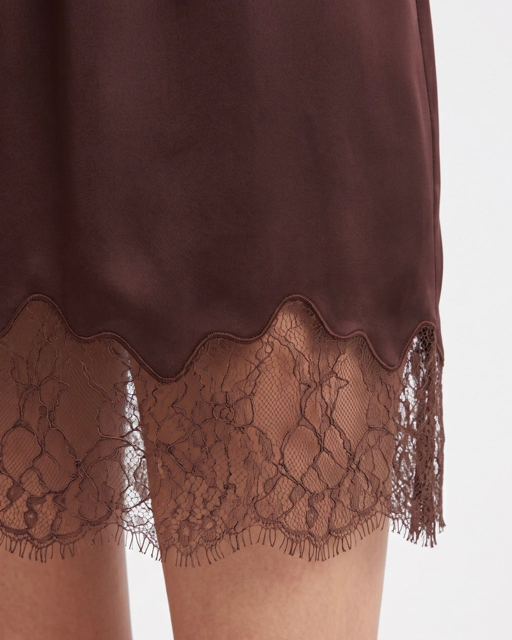 Minigonna Isabelle Blanche in Raso Marrone Java con Inserti in Pizzo