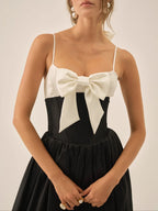 Abito midi bianco e nero con maxi fiocco