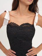 Abito Corto in Pizzo Nero con Spalline a Fiocco