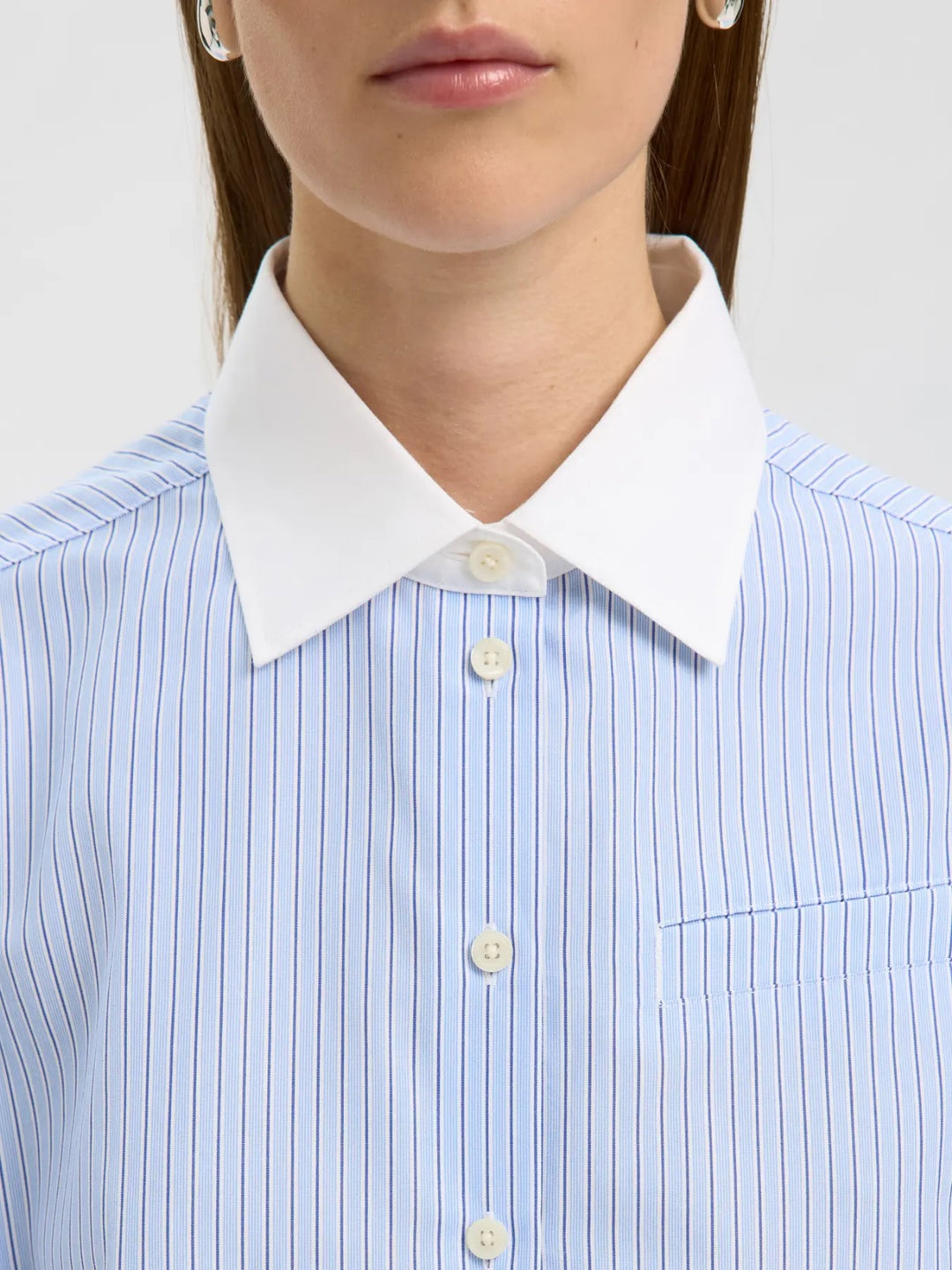 Camicia a righe azzurre con collo e polsini bianchi