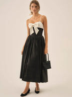 Abito midi bianco e nero con maxi fiocco