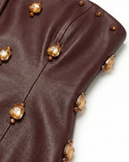 Abito corto in pelle con applicazioni gioiello