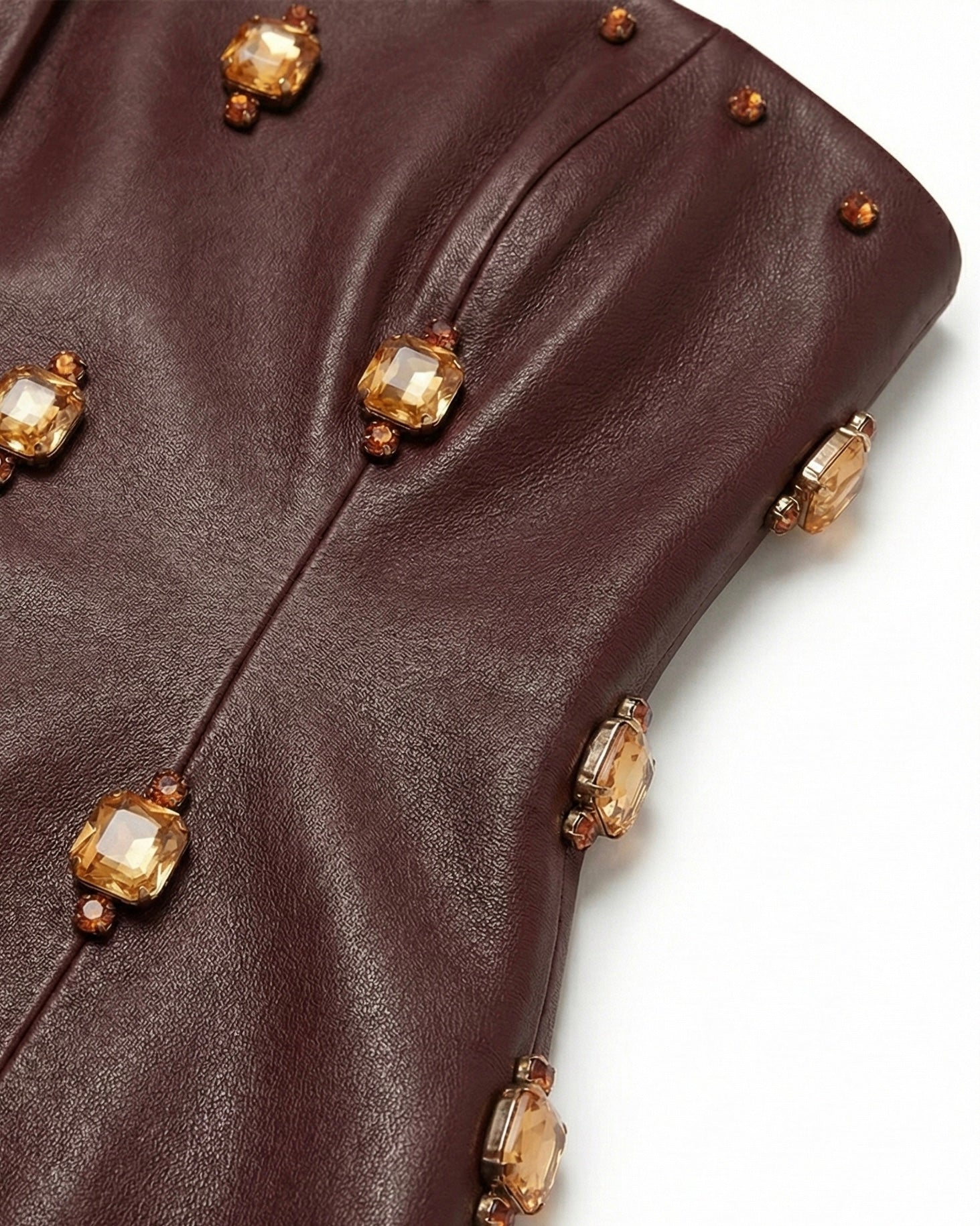 Abito corto in pelle con applicazioni gioiello