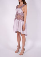 Abito corto in lino con ricami in pizzo e schiena scoperta