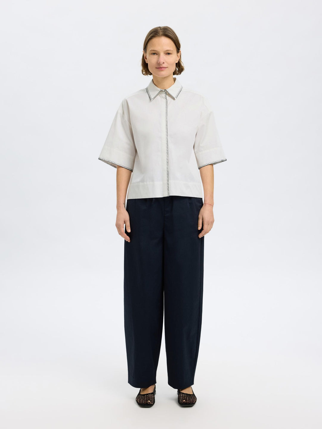 Camicia bianca con dettagli a contrasto