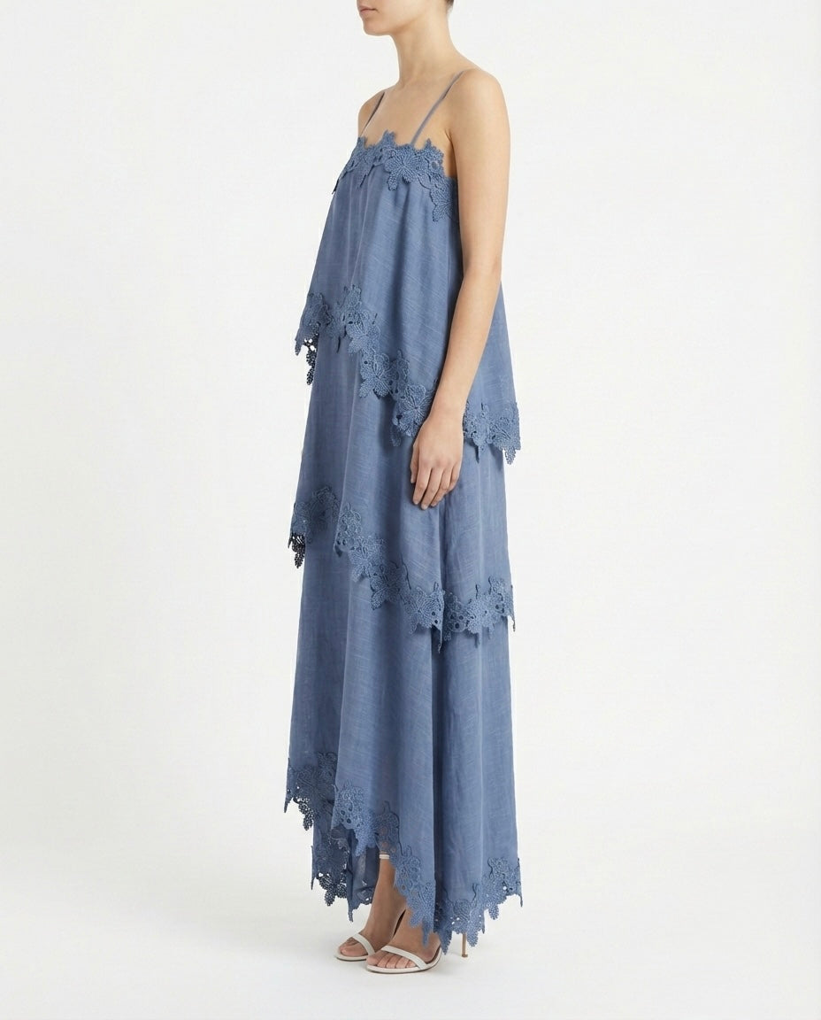 Abito lungo con balze e pizzo