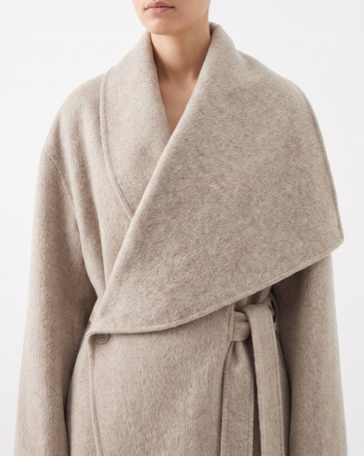 Cappotto Lungo Isabelle Blanche in Lana Double Color beige con Taglio Asimmetrico e Laccio in Vita