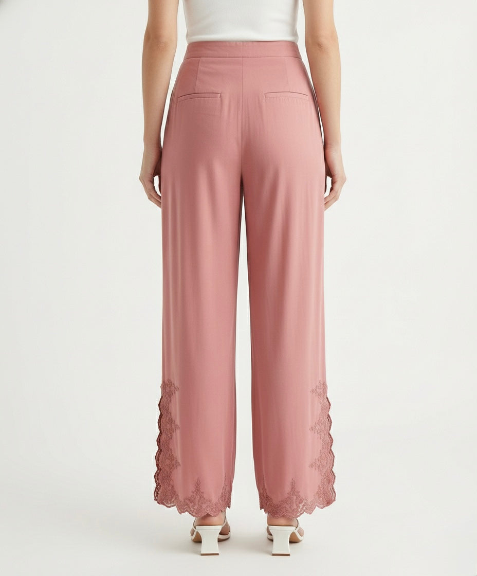 Pantalone ampio con ricamo floreale