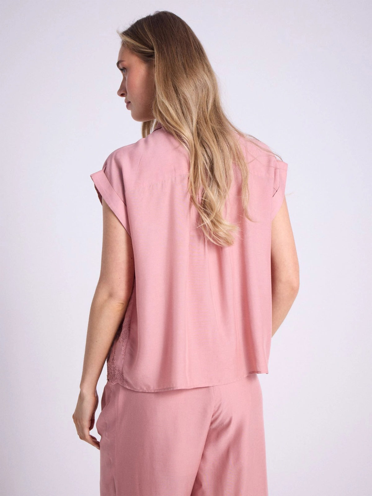 Blusa smanicato con ricamo floreale