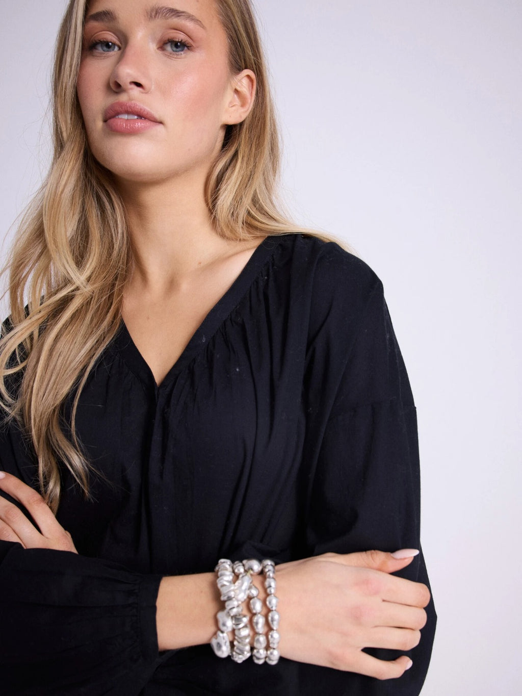 Blusa ascollo a V e maniche a sbuffo