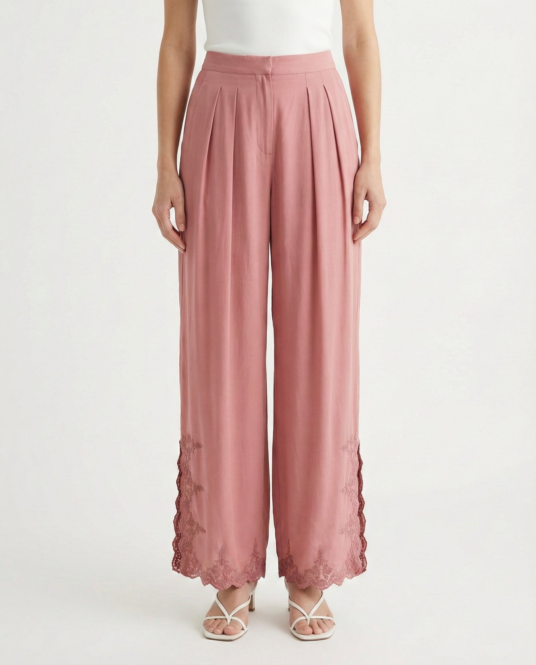 Pantalone ampio con ricamo floreale