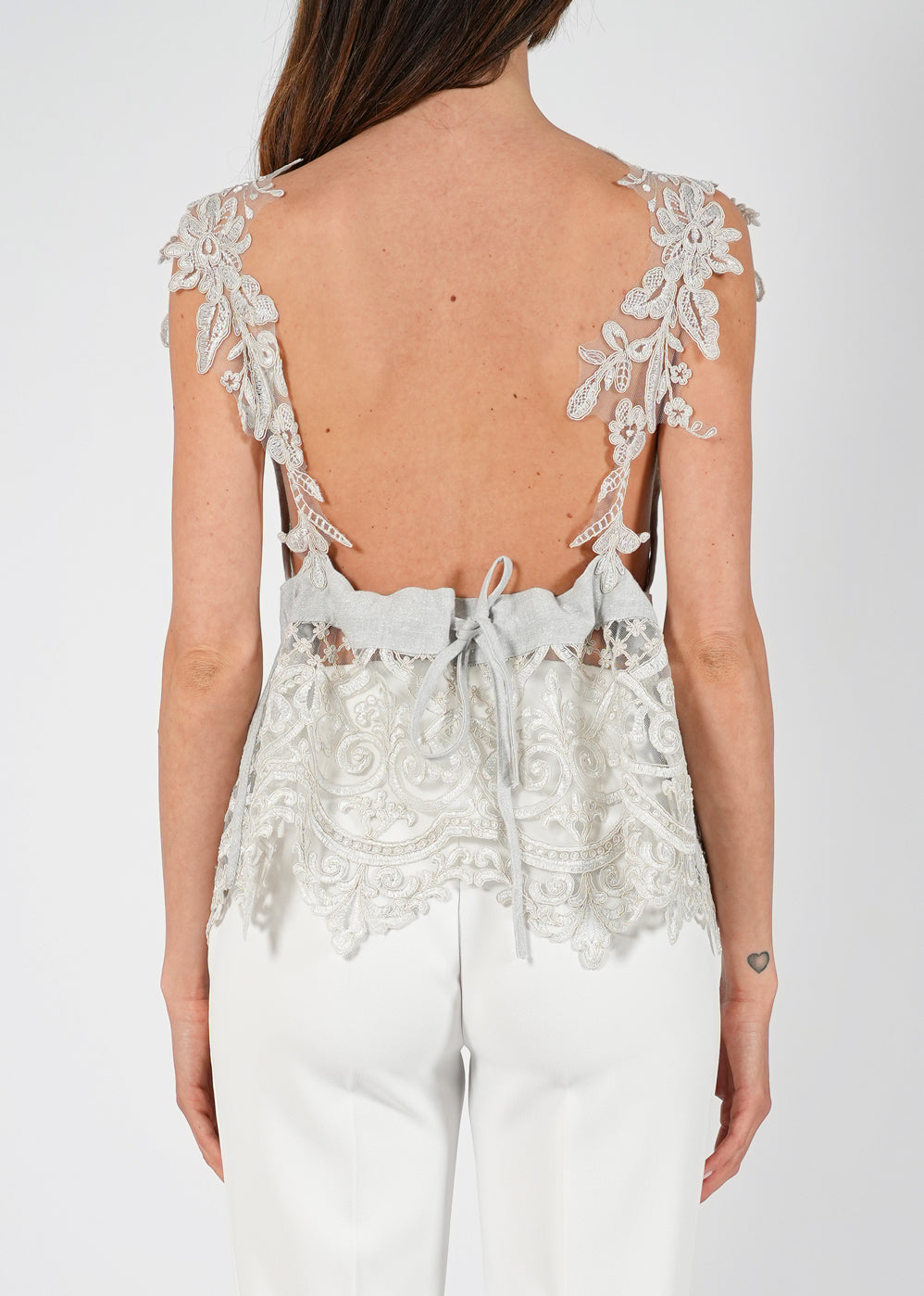 Top in pizzo ricamato e chiusura a fiocco