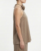 Top halter con fiore applicato