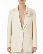 Blazer gessato con spilla fiore