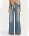 Jeans palazzo con foulard in vita