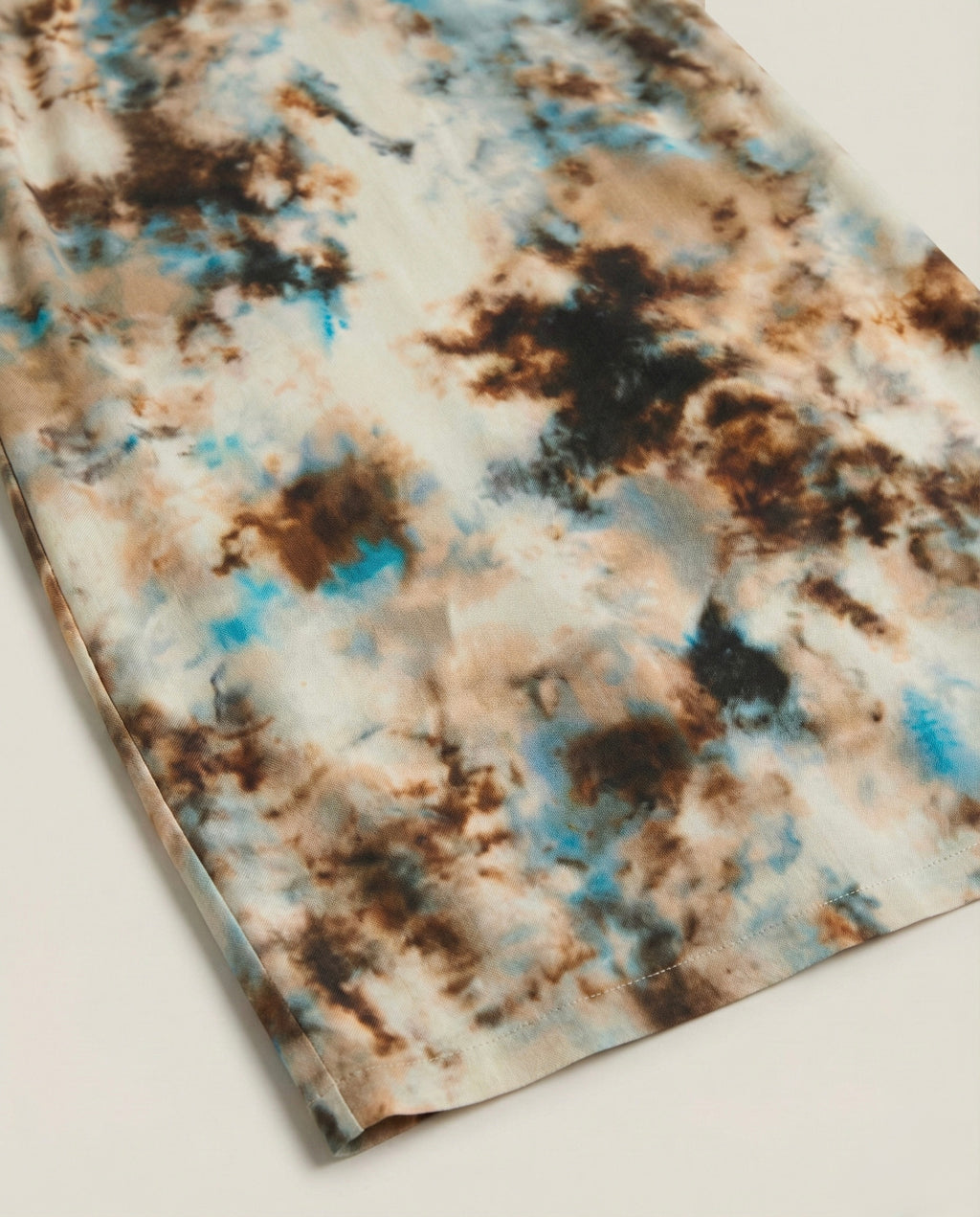 Abito smanicato con stampa astratta