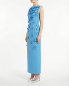 Abito lungo azzurro con fiori applicati