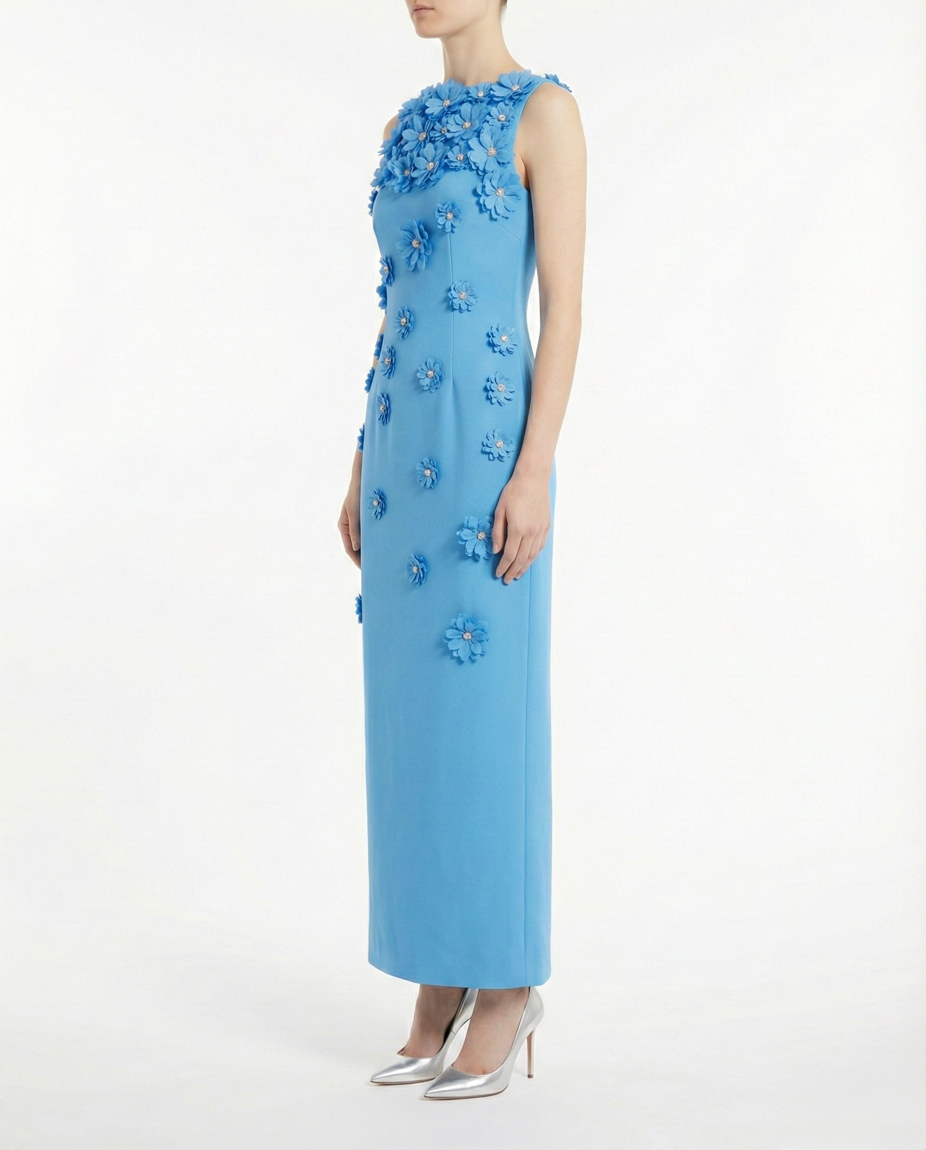 Abito lungo azzurro con fiori applicati