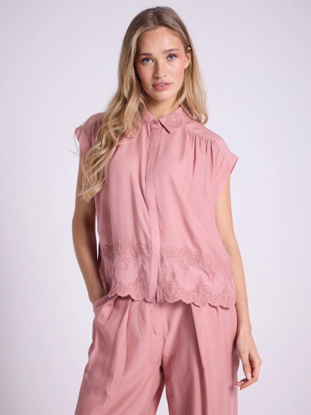 Blusa smanicato con ricamo floreale