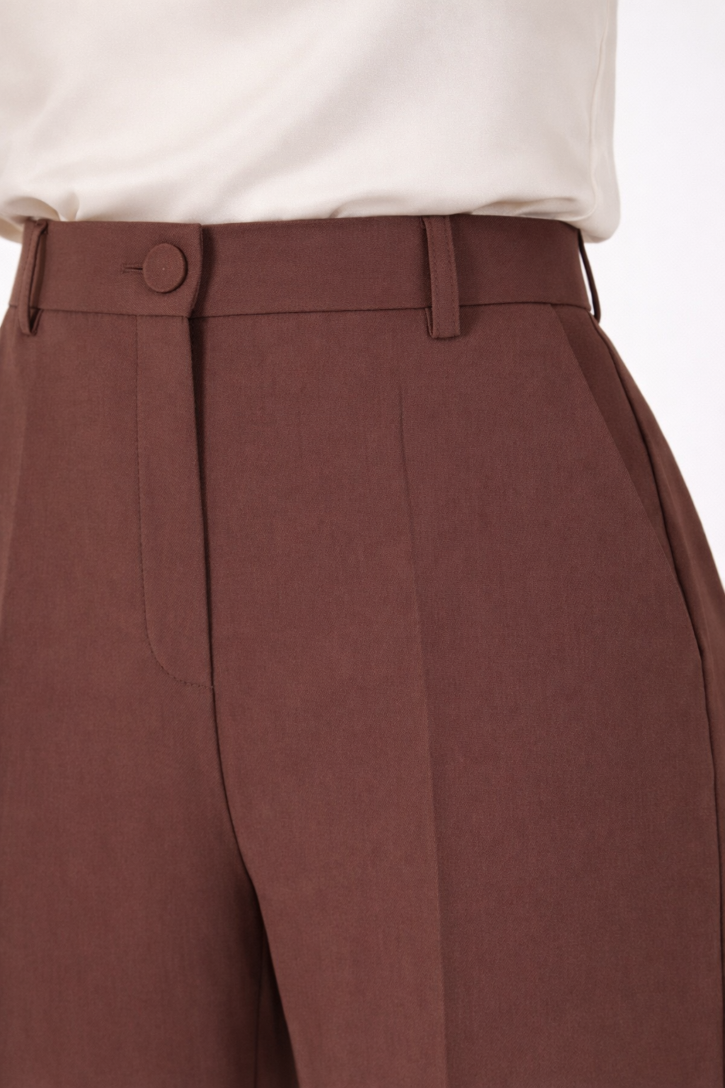 Pantalone taglio classico e vita media