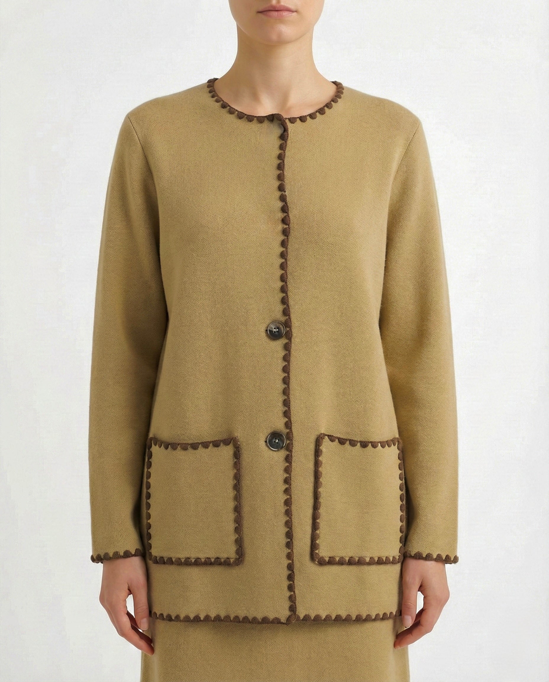 Completo maglia e pantalone con profili a contrasto