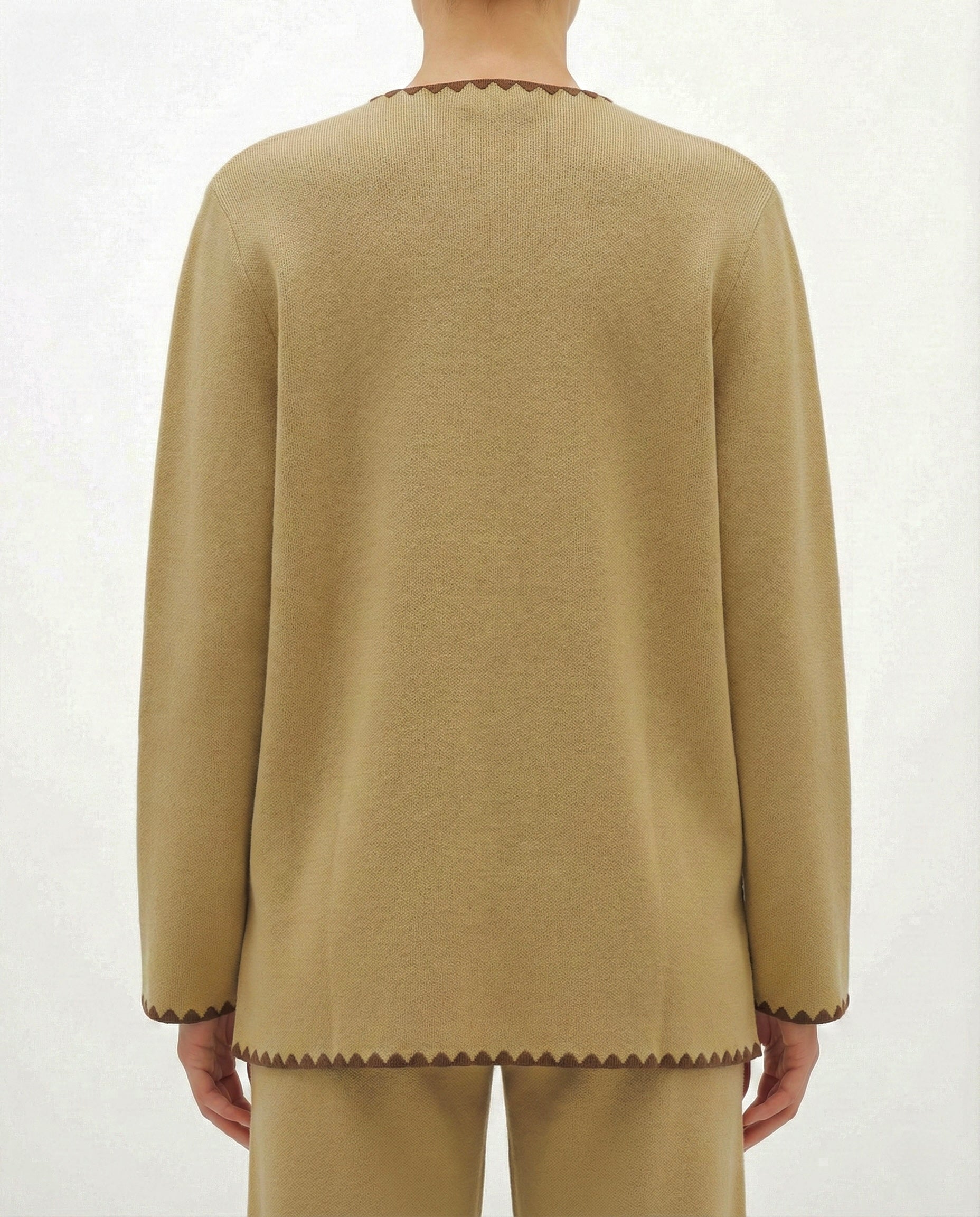 Completo maglia e pantalone con profili a contrasto