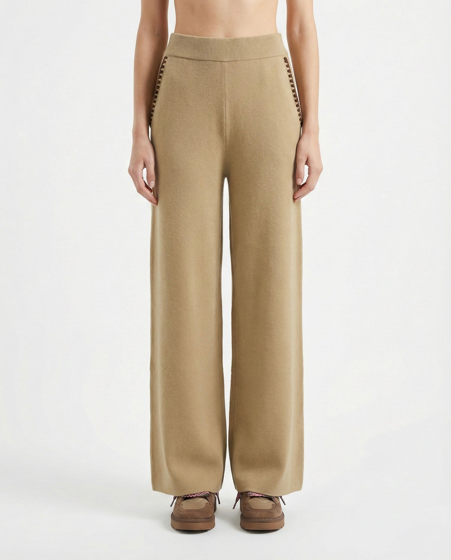 Completo maglia e pantalone con profili a contrasto