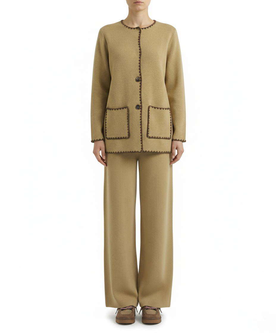 Completo maglia e pantalone con profili a contrasto