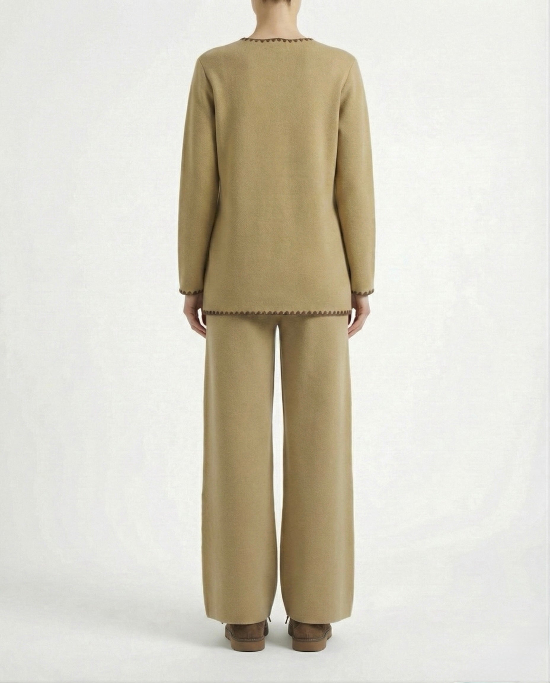 Completo maglia e pantalone con profili a contrasto