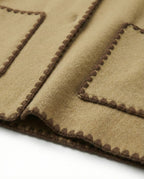 Completo maglia e pantalone con profili a contrasto