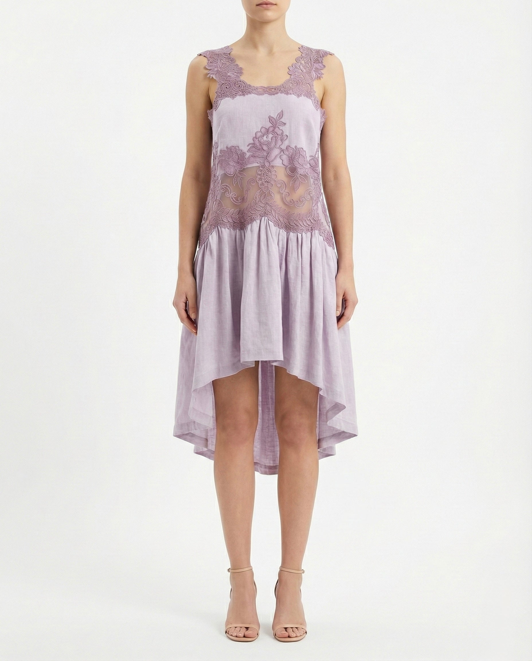 Abito corto in lino con ricami in pizzo e schiena scoperta