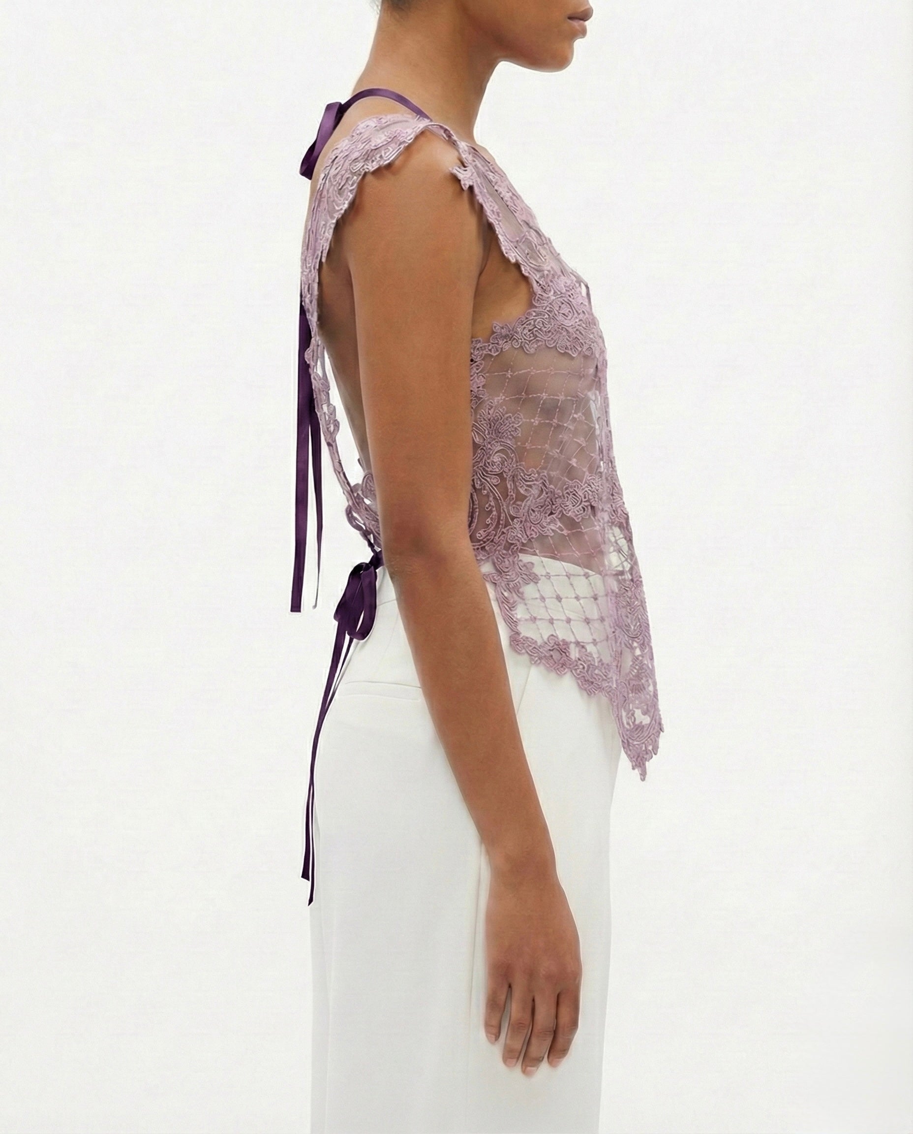 Top in pizzo ricamato con trasparenze floreali