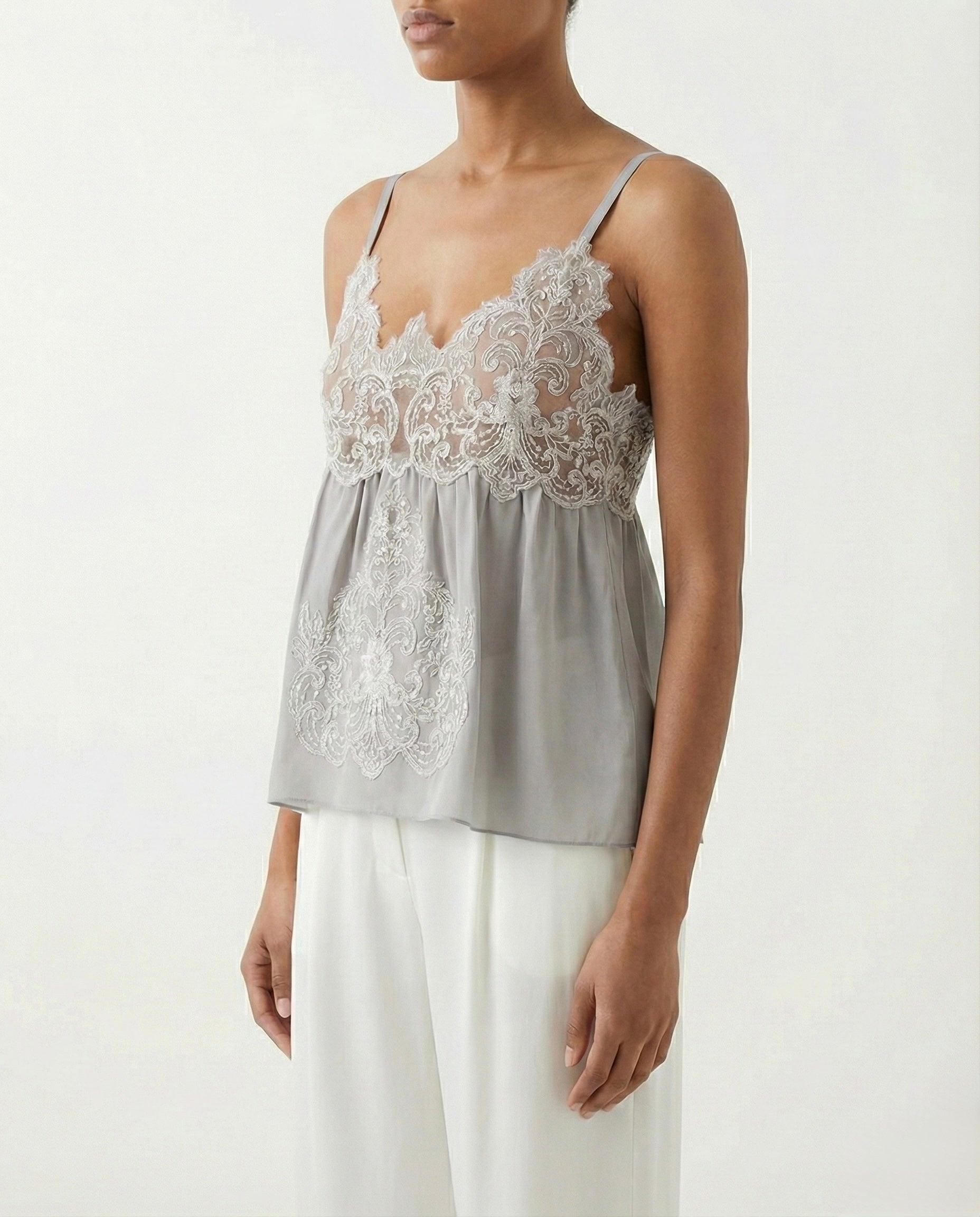 Top in seta con ricami in pizzo