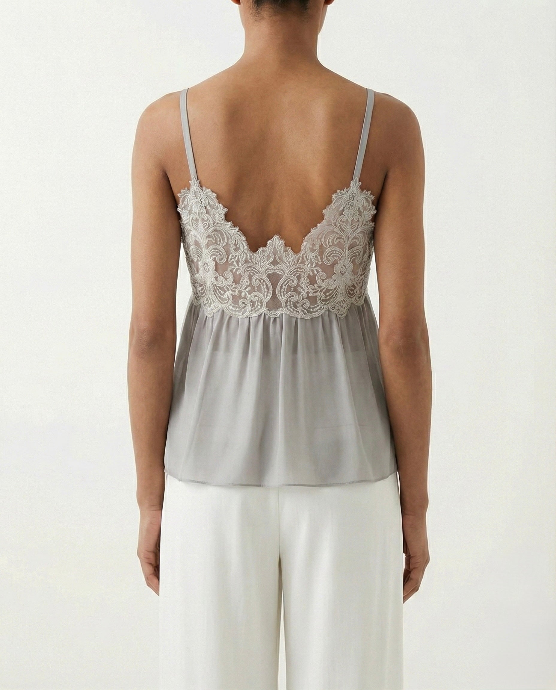 Top in seta con ricami in pizzo