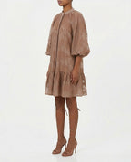 Abito corto ricamato con cintura